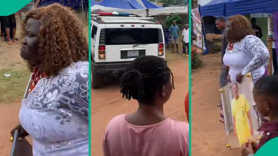 Lady, 20, weeps after singlehandedly organising dad's burial: "What your siblings couldn't do"