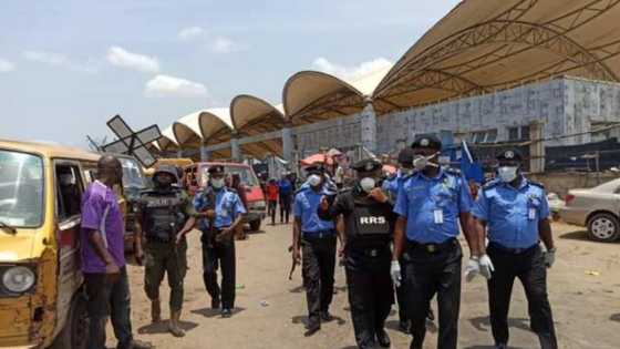 Coronavirus: Lagos residents protest after just 2 days of lockdown (video)