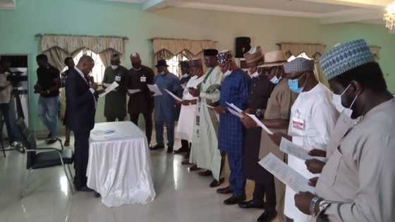 Yanzu-yanzu: Bayan shekara 1, an rantsar da zababbun yan majalisar dokokin Edo 12 mabiya Oshiomole (Hotuna)