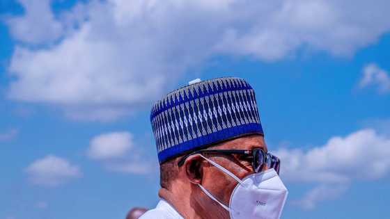 Yanzu Yanzu: Hotuna da bidiyon yadda Buhari ya sanya takunkumin rufe fuska karo na farko