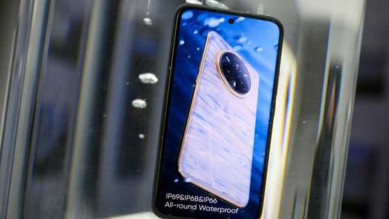 Chameleon phones and smart contact lenses: the gadgets of MWC 2025