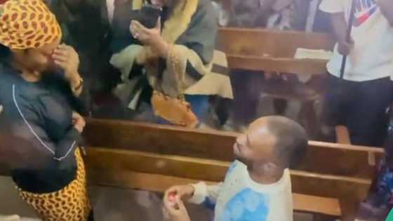 "This is the best": Shy lady reacts as boyfriend proposes to her during crossover service in video