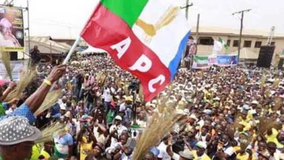 APC ta shiga Tasku a Kebbi, Sanatocin Jam'iyyar 2, da Wasu Mutum 6 Sun Koma PDP