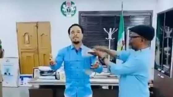 Bidiyon COS na gwamna yana watsa wa fasto kudi a ofishinsa ya janyo cece-kuce