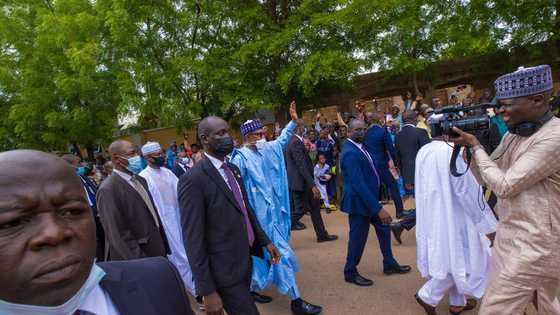 Hotuna da Bidiyo: Dandazon jama'a sun fito nuna wa Buhari kauna yayin da yake takawa zuwa gida daga idi