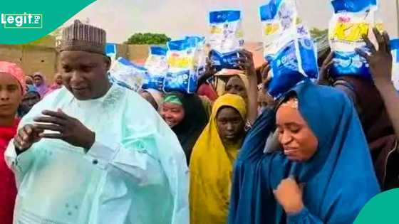 Kano: Shugaban ƙaramar hukuma ya ba da mamaki, ya raba wa mata tallafin 'omo'
