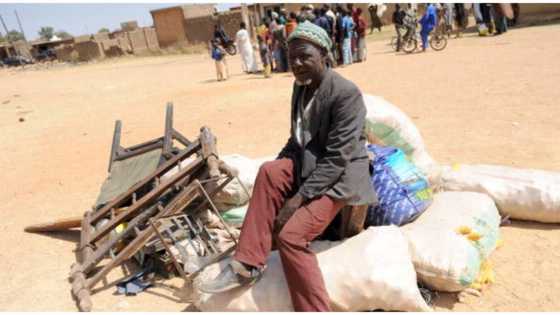 Bayan kama matarsa da kwarto, dattijo ya tattara kayansa ya bar aurensu mai shekaru 30