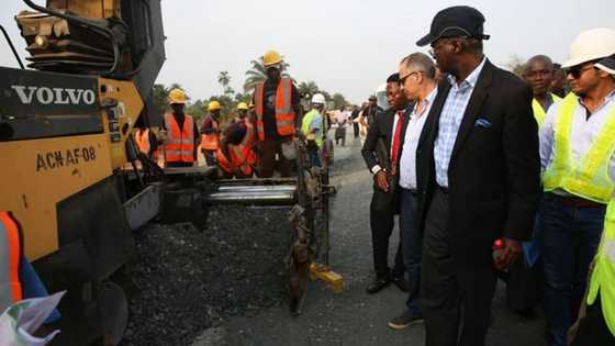 Fashola ya bayyana dalilin da yasa ba'a kammala aikin titin Kano zuwa Kaduna da Abuja ba