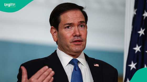 US government tells passport holders to sign travel documents