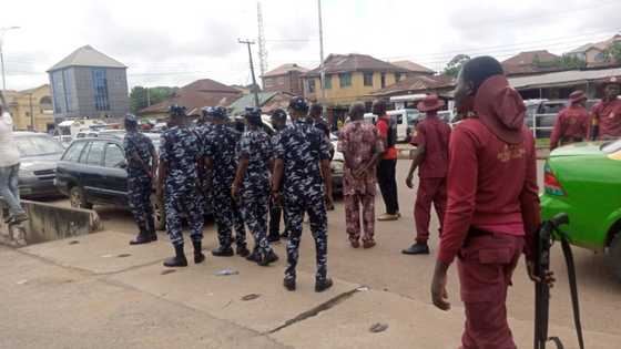 Bidiyon yadda jami’an yan sanda suka tsere yayin da yan bindiga suka mamaye fadar sarkin Ogun yayin taron APC
