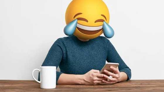 Babbar Magana: Wani Fitaccen Malami Yace Haramun Ne Yin Amfani da Alamar Dariya a Facebook