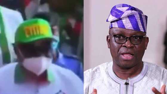 Bidiyo: An kunyata Fayose a wurin taron PDP, an cire masa hula an bar masa kan tsirara