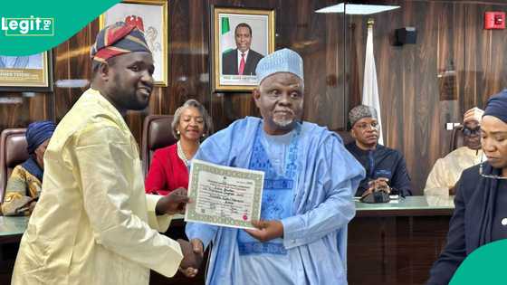 INEC ta mika takarda ga 'yan takarar da suka lashe zaben cike gurbi a Kano da wasu jihohi 5
