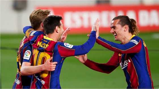 Amazing gesture as Lionel Messi selflessly gives up hattrick to let Antoine Griezmann score