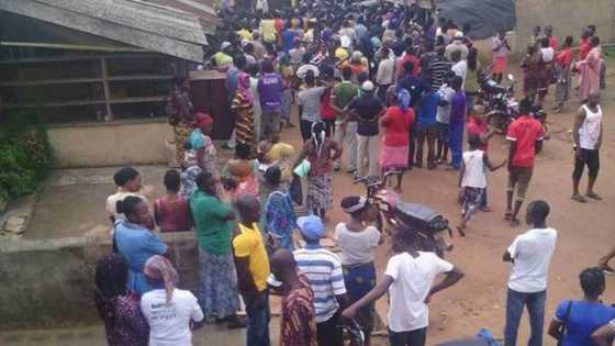 Tsafi karara: Hankula sun tashi yayin da wata matar aure ta rika aman sabbin kudi a Najeriya