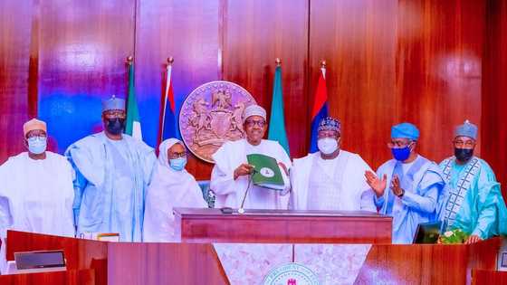 Da dumi-dumi: Buhari ya rattaba hannu kan sabuwar dokar zabe