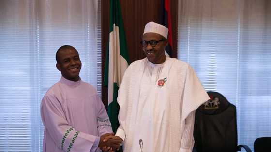 Garba Shehu ya fallasa boyayyen dalilin da yasa Mbaka yake sukar Buhari