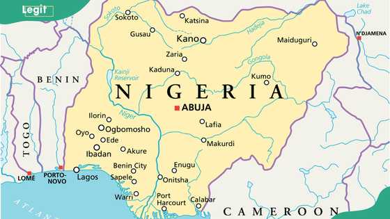 Key historical and political reasons that led to the adoption of federalism in Nigeria