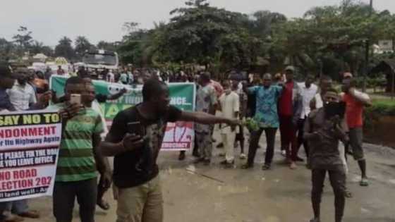 BREAKING: Youths block Calabar-Itu highway, make demand to Buhari's govt