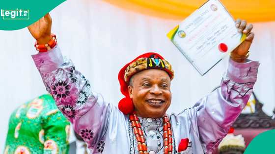 Abin Mamaki: Tsohon Sanata ya koma kauyensu, ya karbi sarautar Magajin Gari