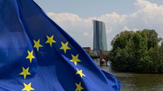 Recession fears drag on euro and crude, Asian markets mixed