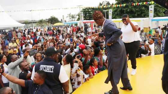 Hotunnan Lai Mohammed yana tika rawa tare da fitacciyar mawakiya Teni a wurin taro a Fatakwal