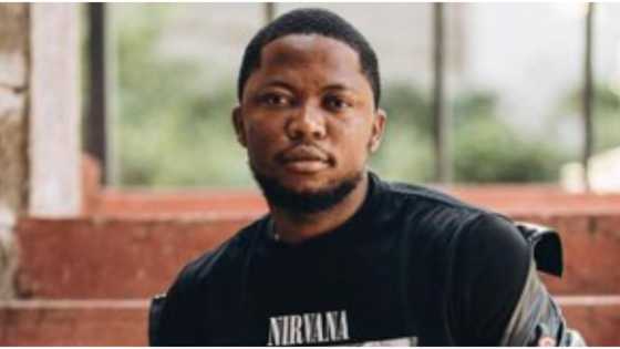 "Why he con dey dodge?" Brain Jotter shocked as students 'stone' him with huge bundles of cash