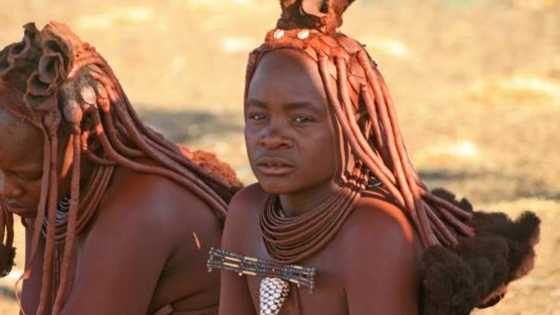 Allah daya gari ban-ban: Wata kabila da matansu suke yin zina da bakin su a matsayin hanyar karramawa