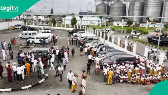 Gwamna Fubara na shirin komawa mulki, dandazon mutane sun mamaye gidan gwamnati