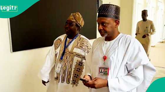 Shugaban INEC mai jiran gado ya isa fadar shugaban kasa da ke Abuja, an samu bayanai