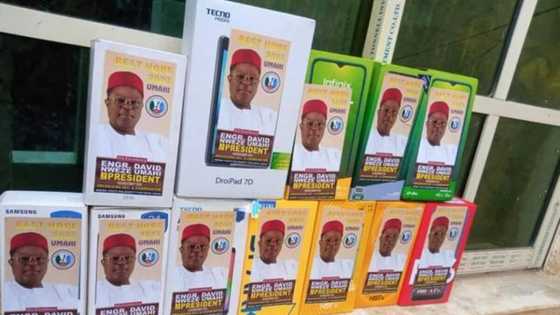 Shugabancin 2023: Gwamna Umahi ya magantu a kan fastocin yaken neman zabensa da suka bayyana