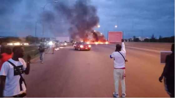 Da Duminsa: Masu zanga-zangar 'Buhari Must Go' sun banka wuta a hanyar zuwa filin tashin jirage na Abuja