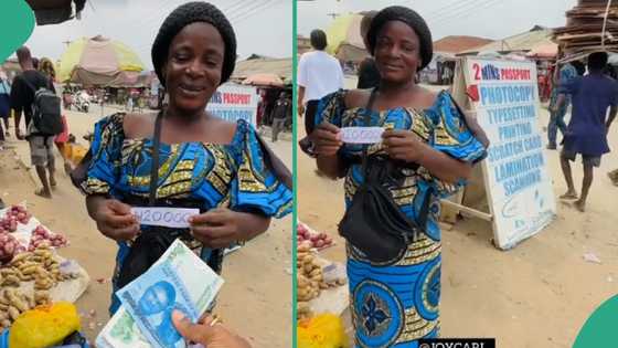 Lady walks up to market woman and gifts her N20k for nothing, video shows her priceless reaction