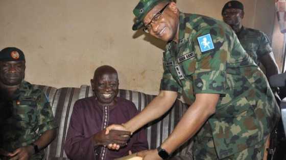 COAS Yahaya ya gwangwaje tsohon jarumin fim Samanja da kyautar N2m