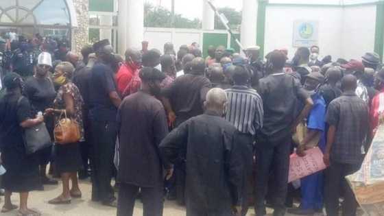 Hotuna: Ma'aikatan da suka yi murabus sun hana shiga da fita a gidan gwamnatin Delta