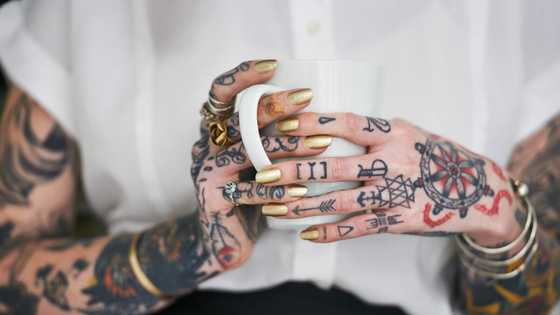 Tatuajes pequeños: ideas de tatuajes con significado para hombres, mujeres y parejas