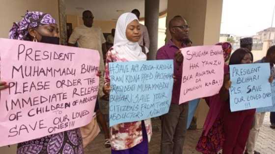 Da duminsa: 'Yan uwan fasinjojin jirgin kasan Abuja-Kaduna sun fito zanga-zanga a Abuja
