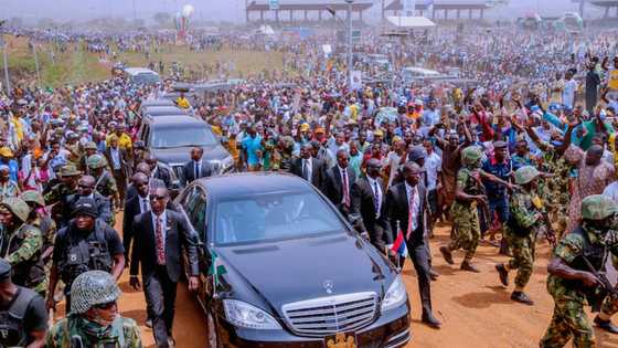 Yadda Buhari yake kashe makudan biliyoyi wajen sayen motoci, yana laftowa Najeriya bashi