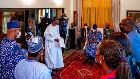 Hotunan Buhari yayin da ya ziyarci iyalan Marigayi Shonekan don yi masu ta’aziyya