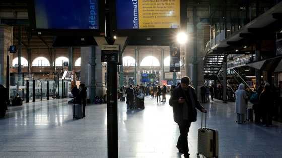 Thousands stranded as WWII bomb paralyses Paris train station