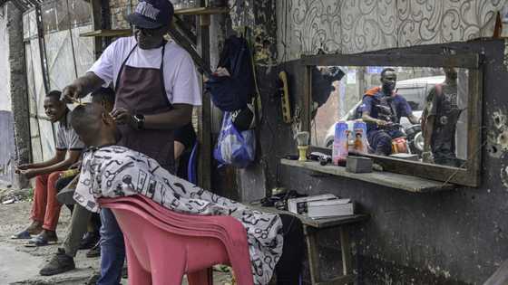 On Kinshasa's streets hairdressers make a quick buck