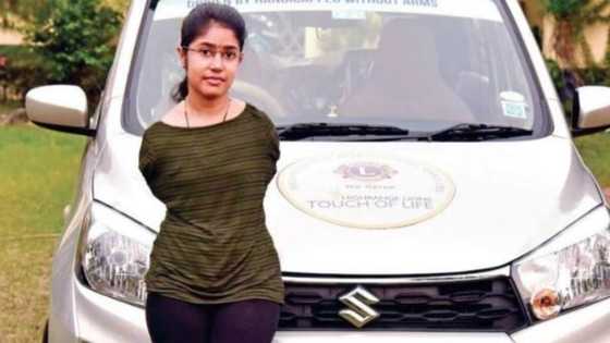 Lady born with no hands uses her feet to drive like a pro