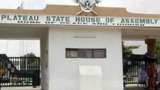 Da Dumi-Dumi: 'Yan daba sun kutsa majalisar jihar Plateau sun tafka mummunan ta'adi