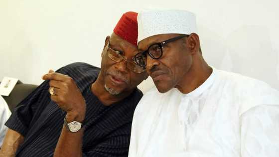 Rikicin APC: Tsohon Shugaban Jam’iyya ya roki Buhari ya yi yunkurin hana APC wargajewa