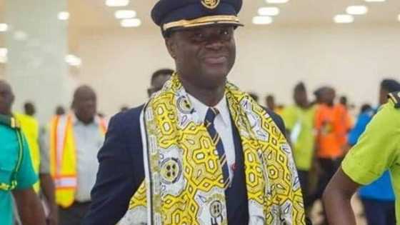 Pilot who flew world's biggest plane wins top aviation award (photo)