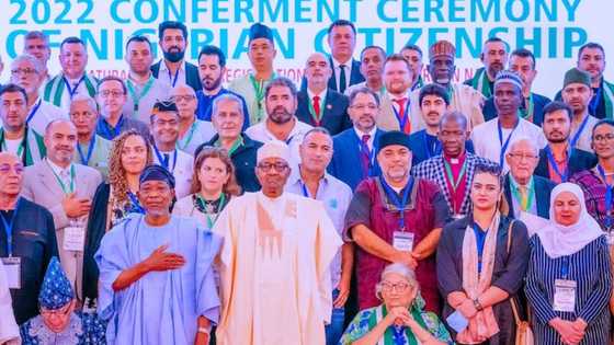 Ci gaba: Najeriya ta samu karuwa, Buhari ya ba Turawa da 'yan wasu kasashe shaidar zama 'yan Najeriya