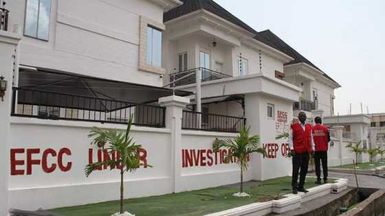 Daga karshe: EFCC ta mikawa 'First Bank' motoci 116 da gidaje 20