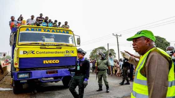 Ganduje ya dauki matakin dakatar da zanga-zanga bayan kama farar hula da bindiga, an kone motoci