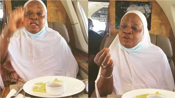 Abinci Kamar Na Akuya: Mahaifiyar Ighalo Bayan Ya Kawo Mata Abincin Zamani a Jirgi