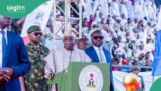 “Leave him alone”: Tinubu tells security as man tries to approach president, video trends